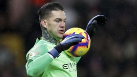 Duel di Bawah Mistar dalam Persaingan Man City dan Liverpool