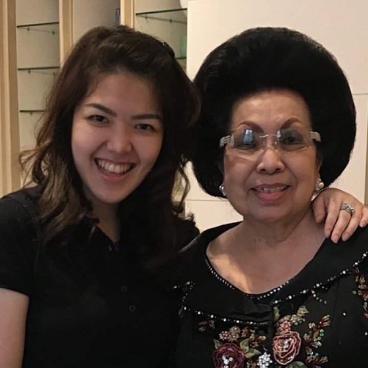 <p>Tina dan Oma, mengenakan baju serba hitam nih. Kalau senyum gini, mirip nggak, Bun? (Foto: Instagram @ tinatoon101)</p>