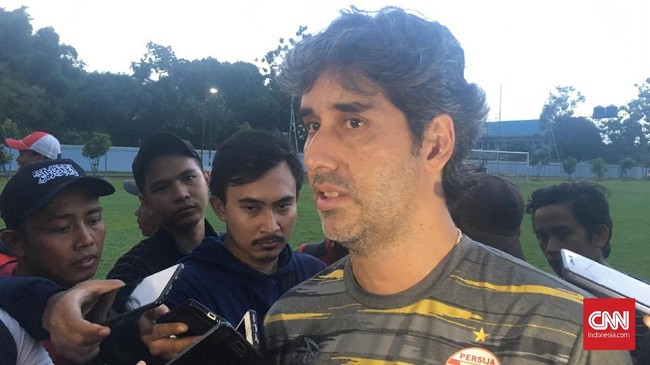 Pelatih Persija Jakarta Stefano 'Teco' Cugurra punya kaul ingin membawa keluarga kecilnya liburan jika Macan Kemayoran juara Liga 1 2018.