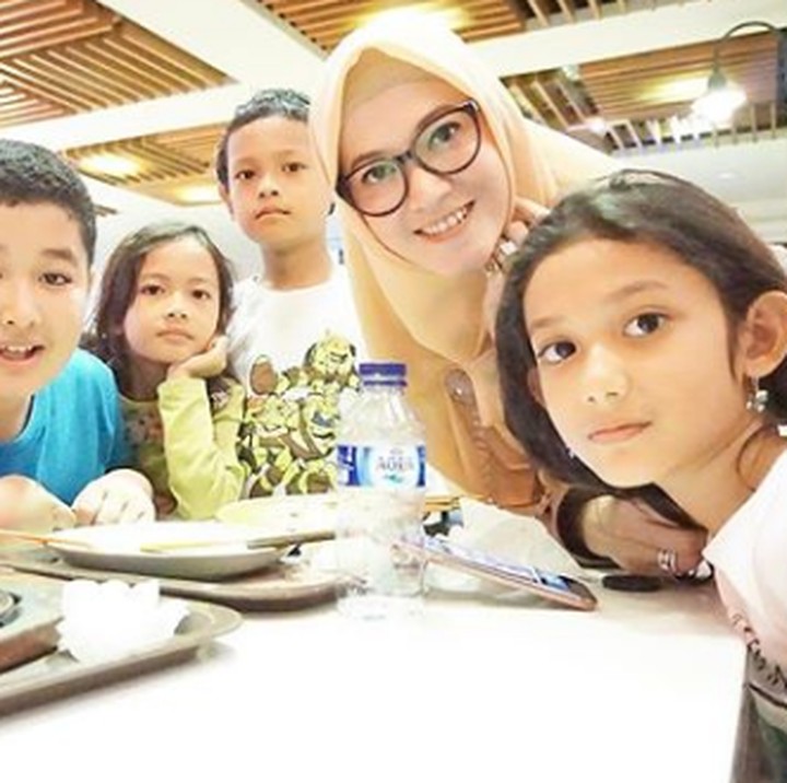 <p>Makan bersama, Quin paling happy, he-he-he. Sedangkan yang lain, pasang pose manis sambil menatap kamera.(Foto: Instagram @lyravirna)</p>