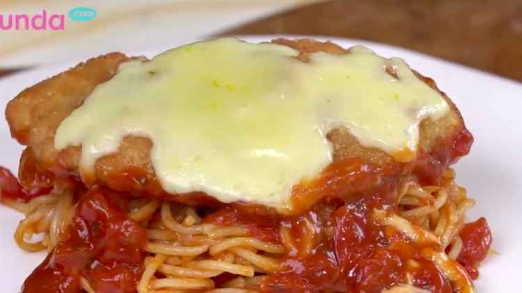 Bayangkan kelezatan ayam bertabur keju Mozerella yang meleleh di atasnya, dimakan bersama pasta yang lezat. Nyam!
