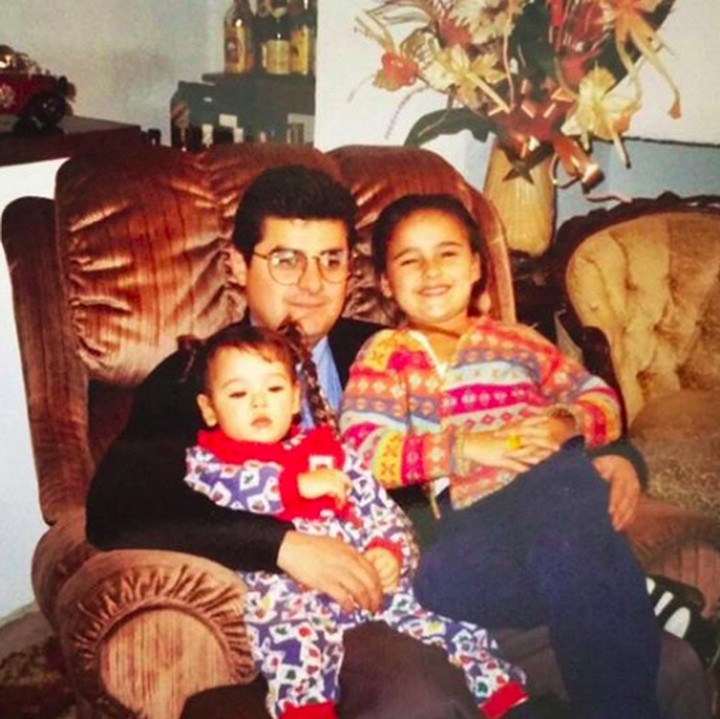 <p>Danna Paola terlihat nyaman di pangkuan sang ayah. (Foto: Instagram/dannapaola)</p>