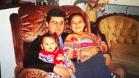 <p>Danna Paola terlihat nyaman di pangkuan sang ayah. (Foto: Instagram/dannapaola)</p>