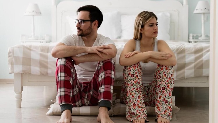 ilustrasi pernikahan Young attractive couple having problems in their relationship