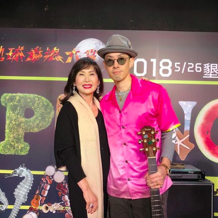 <p>Meski sibuk menyanyi, bukan berati Vannes Wu tak punya waktu dengan sang ibu. Manisnya saat Vaness mengajak ibunya, Mim Yao, ke salah satu acara di mana Vaness menjadi pengisi acaranya. (Foto: Instagram/mimiyang2455)</p>