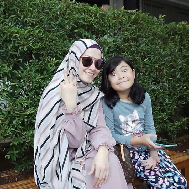 <p>Kali ini Bunda Lyra Virna dengan Quin yang photogenic. Wajahnya menggemaskan ya, Bun. (Foto: Instagram @lyravirna)</p>