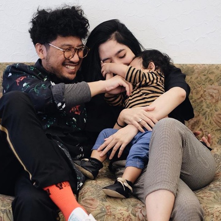 <p>Adem ya lihat keluarga kecil ini, Bun. Tapi kok muka Badha jadi ketutup sih. (Foto: Instagram @peonyandherself)</p>