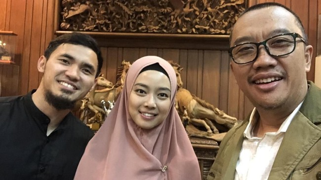 Keputusan Lindswel Kwok untuk menjadi mualaf atau memeluk islam dan berhijab mengundang reaksi netizen mulai memuji hingga bercanda ringan.