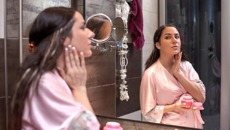 Cara Racun Kosmetik Masuk ke Janin, Bunda Perlu Waspada Kosmetik dapat mempengaruhi janin lewat pembuluh darah. Konsultasikan ke dokter, produk kecantikan yang ingin Bunda kenakan.
