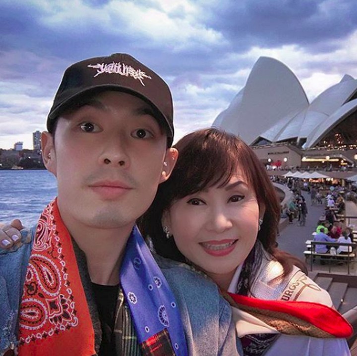 <p>Tak cuma saat bekerja, Vannes Wu juga menghabiskan waktu bareng ibunya dengan liburan bareng. So sweet banget! (Foto: Instagram/mimiyang2455)</p>