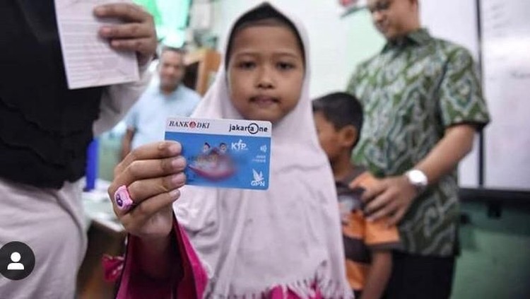 Seorang siswi tengah menunjukkan Kartu Jakarta Pintar (KJP) Plus