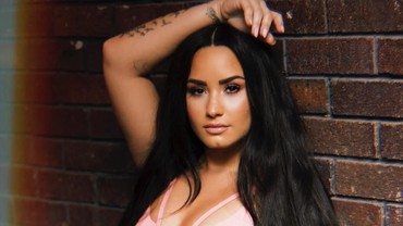 img-title Demi Lovato Dapat Kejutan Ulang Tahun dari Ariana Grande