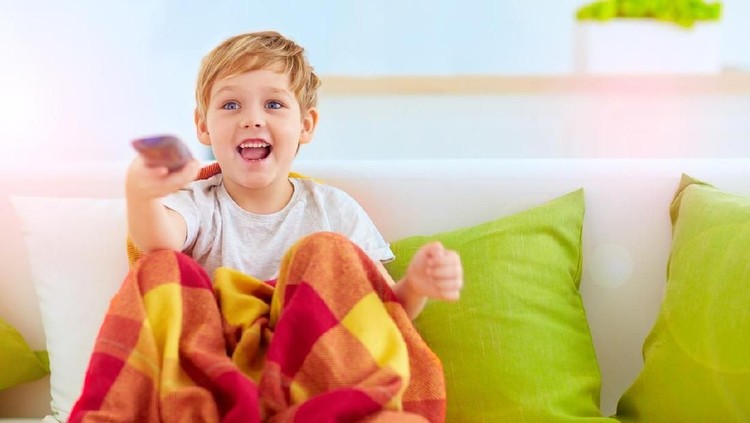 4 Manfaat Positif Dampingi Si Kecil Nonton TV Bunda, nggak selamanya nonton TV memberikan efek negatif untuk anak-anak. Yuk, manfaatkan untuk mengajak mereka belajar!
