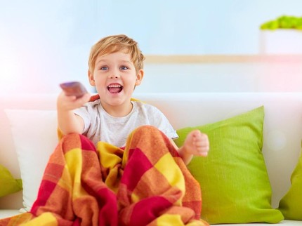 4 Manfaat Positif Dampingi Si Kecil Nonton TV