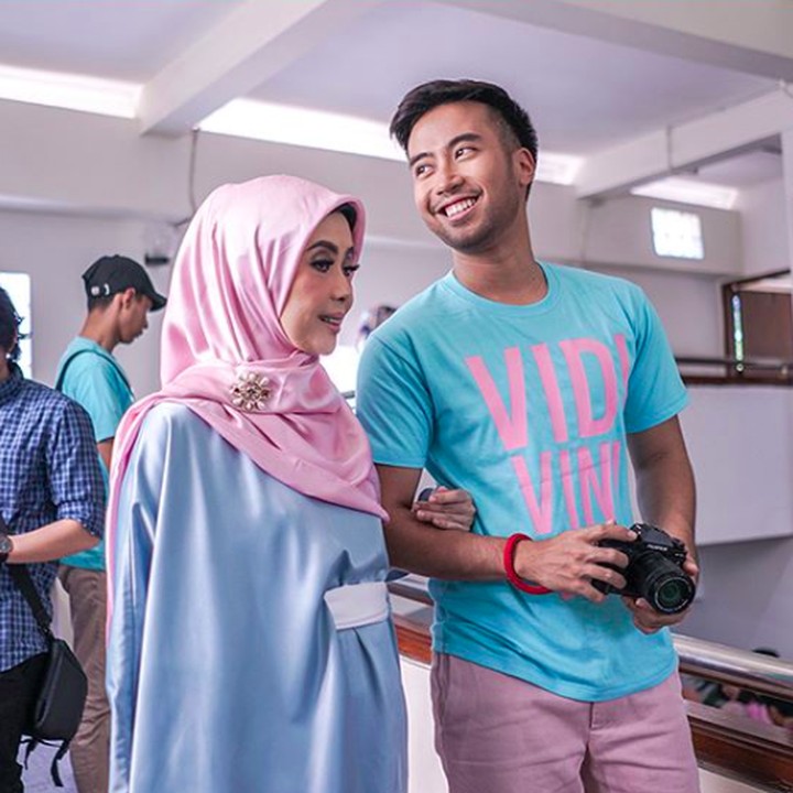 <p>Ssst, tahu nggak, Bun? Vidi punya panggilan sayang untuk sang bunda lho yaitu Princess Syahrini KW 4, hi-hi-hi.</p>