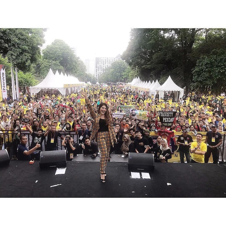 Pedangdut cantik, Via Vallen, ternyata memiliki gaya khas ketika berfoto di atas panggung. Penasaran seperti apa ya gaya Via?