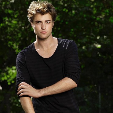 Pakai Baju Samaan, Robert Pattinson Digandeng Mesra Suki Waterhouse