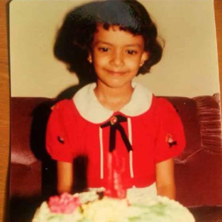 <p>Foto Najwa saat berulang tahun nih. Baju merah Najwa, membuat lilin yang ada di atas kue terlihat samar-samar ya he-he-he. (Foto: Instagram @najwashihab)</p>
