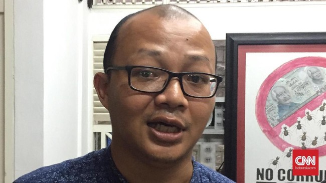 Eks aktivis ICW Emerson Yuntho menyebut dugaan pungli oleh petugas Samsat Kebon Nanas berkisar Rp20 ribu dalam setiap proses bayar pajak dan perpanjangan STNK.