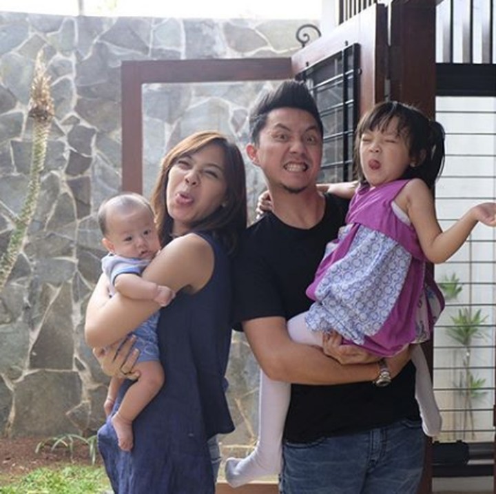 <p>Embun dan Langit emang nempel banget ya sama bunda dan ayahnya. (Foto: Instagram @omeshomesh)  </p>