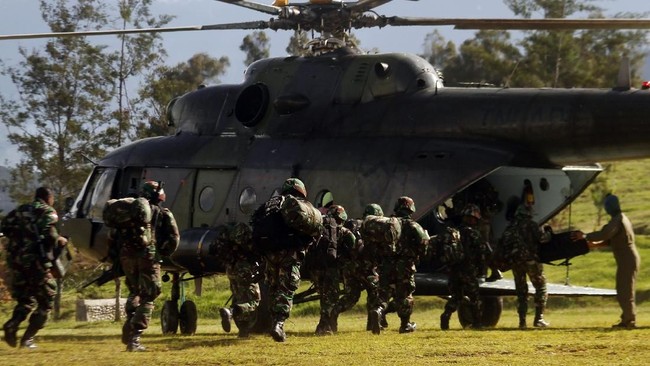 Kejadian berawal saat pesawat yang ditumpangi Bupati Nduga dan rombongan ditembak kelompok bersenjata. Lalu terjadi baku tembak antara TNI dan KKSB.