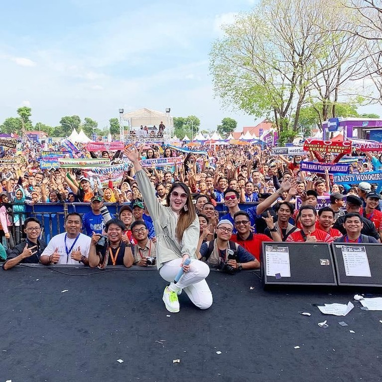 Pedangdut cantik, Via Vallen, ternyata memiliki gaya khas ketika berfoto di atas panggung. Penasaran seperti apa ya gaya Via?