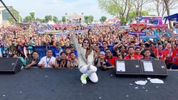 Gaya Khas Via Vallen Saat Foto di Atas Panggung