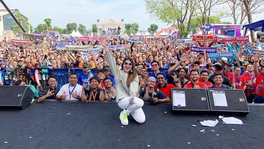 Kisah Haru Via Vallen Pernah Jadi Pengamen dan Tertangkap Satpol PP Perjalan hidup Via Vallen lahir dari keluarga dengan ekonomi rendah. Sang ayah mengamen, rumah sempat rubuh.