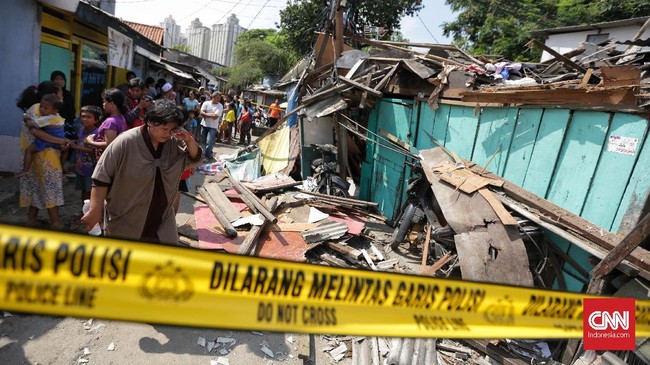 FOTO: Crane Jatuh di Kemayoran Timpa Rumah Warga