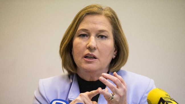 Pemimpin oposisi Israel, Tzipi Livni, menganggap PM Benjamin Netanyahu terlalu mendramatisasi penemuan dan penghancuran terowongan Hizbullah.