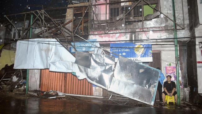 Sekitar 263 rumah di Cirebon rusak akibat diterjang angin puting beliung yang terjadi pada Sabtu (2/12) sore kemarin.
