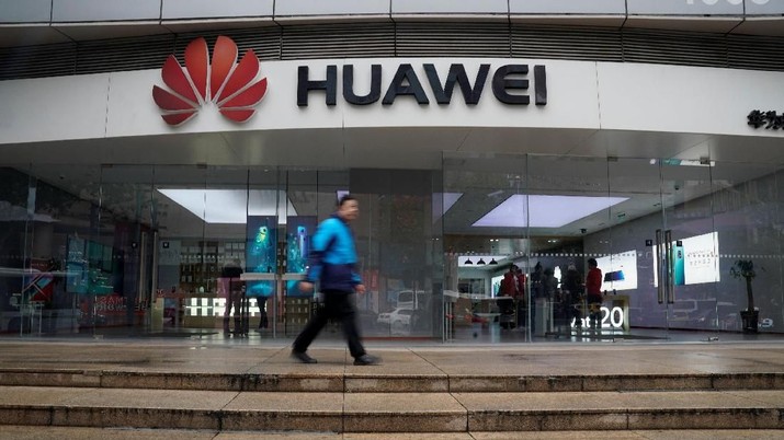 A man walks by a Huawei logo at a shopping mall in Shanghai, China December 6, 2018. REUTERS/Aly Song