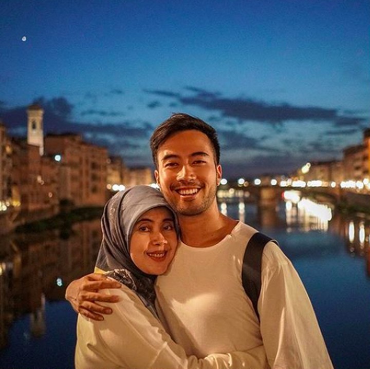 <p>Nah, bagi Bunda yang ingin menyaksikan penampilan <a href="https://20.detik.com/dhot-music/20181031-181031011/vidi-sheryl-dan-jevin-jawab-nyinyiran-netizen-i-dont-mind" target="_blank">Vidi Aldiano</a>, simak yuk penampilannya di puncak acara perayaan ulang tahun Sweet 17 Transmedia, 14-16 Desember 2018. Acara ini bakal digelar di Lapangan Transcity, BSD, Tangerang. Bunda dan keluarga juga bisa saksikan langsung penayangannya di TransTV, Trans7, dan Live Streaming di HaiBunda.com mulai pukul 18.30 WIB s.d selesai.  </p>