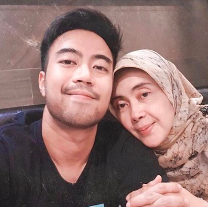 <p>Melihat kemesraan Vidi Aldiano dam bunda tercinta, hati ini adem banget ya, Bun. </p>