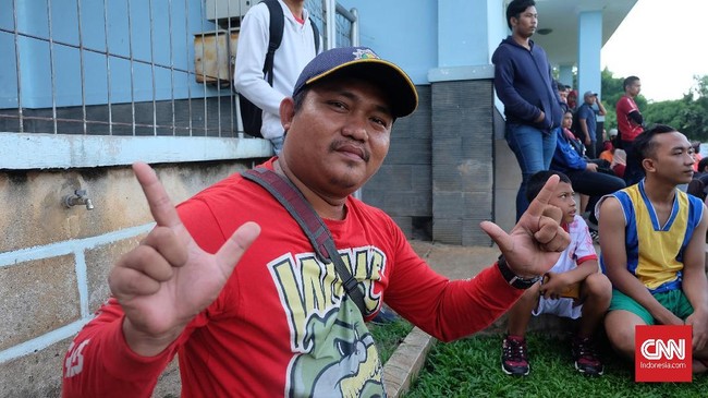 Apapun dilakukan demi Persija Jakarta. Seperti itulah kira-kira gambaran mereka yang fanatik mendukung klub berjuluk Macan Kemayoran tersebut.