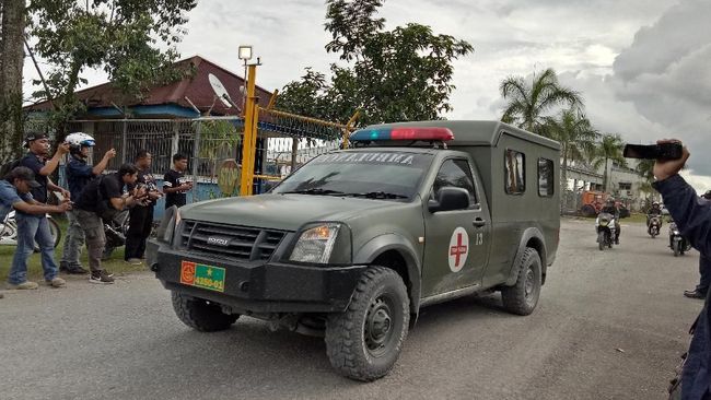 Pembunuhan di Papua, Penembakan di Papua, Pembunuhan Pekerja di Papua Ambulans TNI meninggalkan hanggar helikopter Bandara Mozes Kilangin Timika saat evakuasi jenazah Serda Handoko setibanya di bandara tersebut, Papua, Rabu (5/12/2018). Prajurit TNI dari kesatuan Batalyon Infanteri 755 Yaled Merauke tersebut gugur akibat diserang kelompok kriminal bersenjata (KKB) di Mbua, Kabupaten Nduga, Papua. ANTARA FOTO/Evarianus Supar/aww.