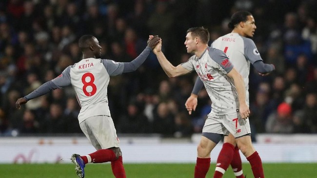 Liverpool berhasil meraih tiga angka dalam laga lawan Burnley sedangkan Chelsea menelan kekalahan saat menghadapi Wolverhampton di Liga Inggris.