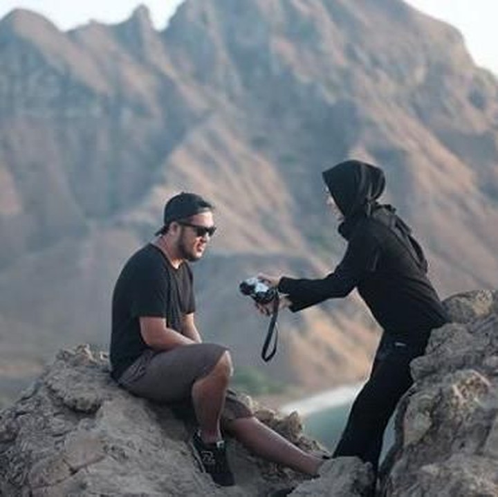 <p>Wah Dewi dan Agus sampai rela naik ke atas tebing demi mendapat foto terbaik. Mereka sedang menghabiskan liburan ke Pulau Padar, Bun. (Foto: Instagram @dewisandra)</p>