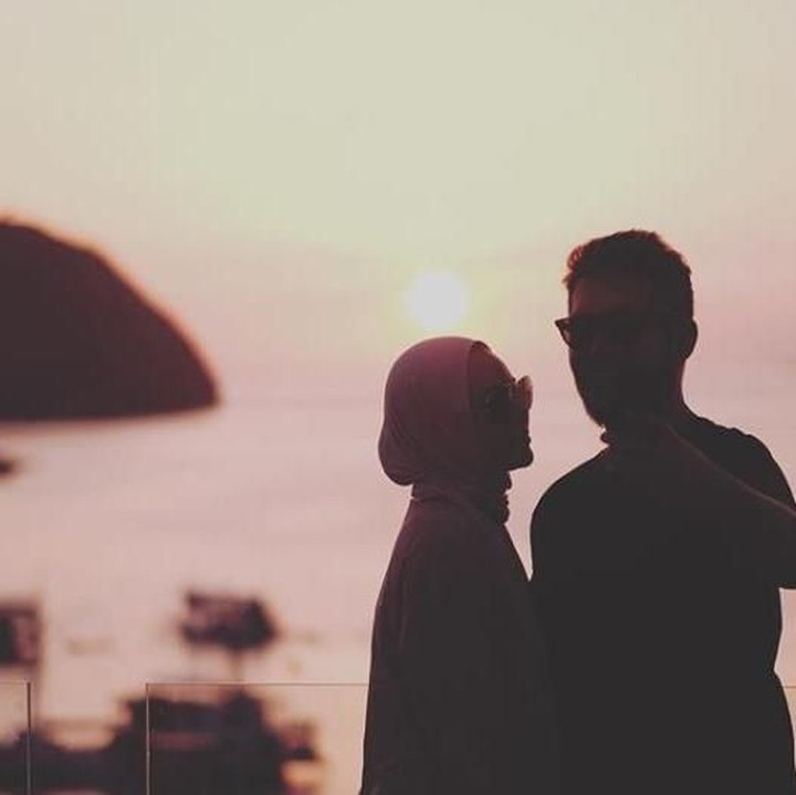 <p>Pantai menjadi salah satu destinasi yang sering mereka kunjungi. Lihat tatapan Dewi ke suaminya, mesra banget kan, Bun? (Foto: Instagram @dewisandra)</p>
