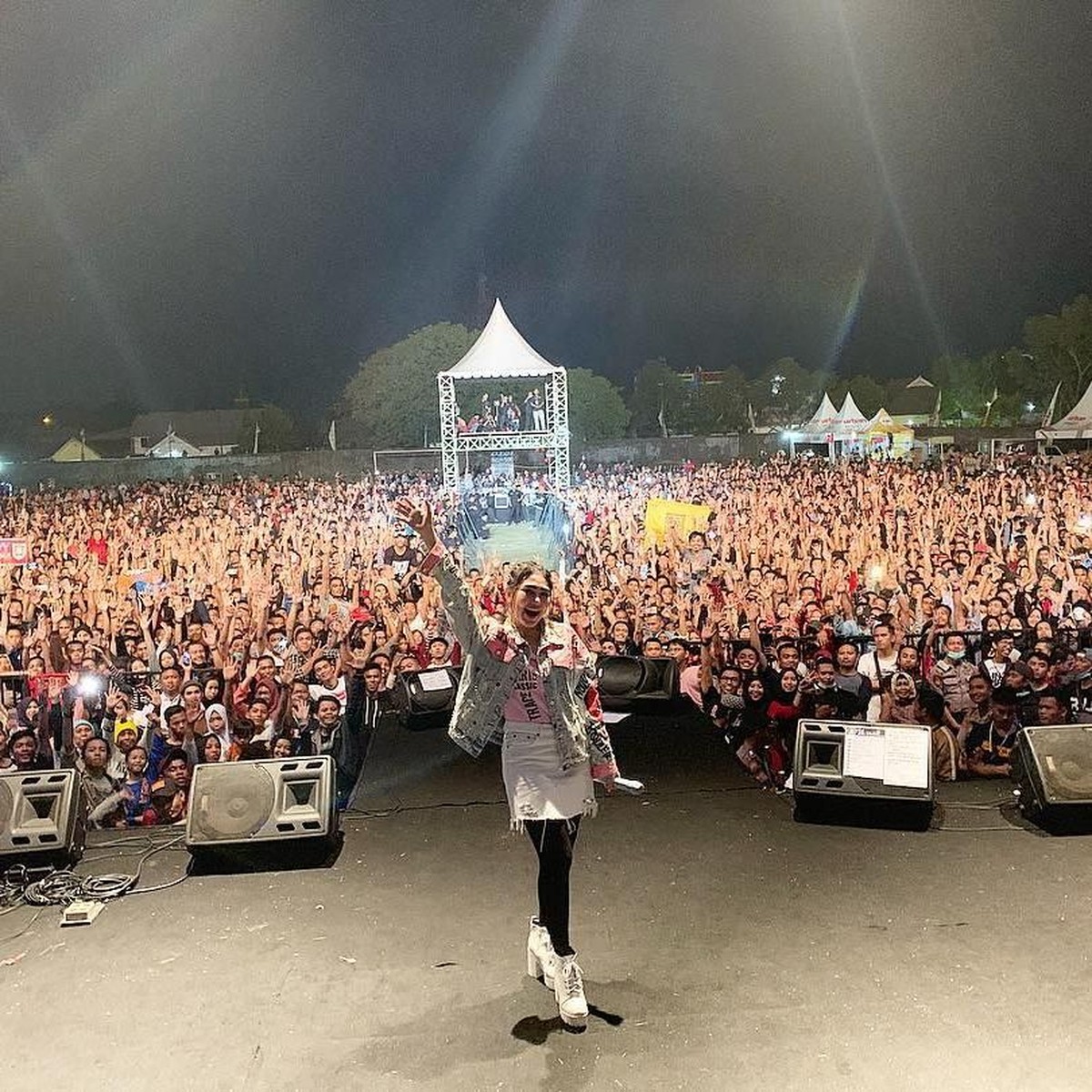 Pedangdut cantik&comma; Via Vallen&comma; ternyata memiliki gaya khas ketika berfoto di atas panggung&period; Penasaran seperti apa ya gaya Via&quest;