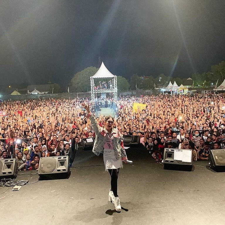 Gaya Khas Via Vallen Saat Foto di Atas Panggung Pedangdut cantik, Via Vallen, ternyata memiliki gaya khas ketika berfoto di atas panggung. Penasaran seperti apa ya gaya Via?