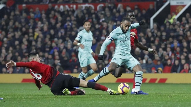 Arsenal dan Manchester United bakal melakoni pertandingan krusial di Liga Primer Inggris saat bertemu di Stadion Emirates, Minggu (10/3) malam.