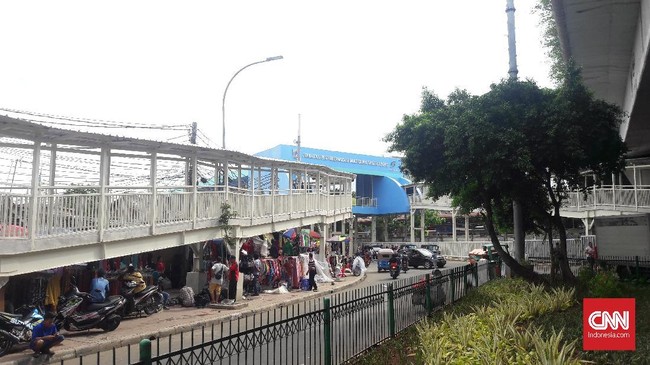 Sejumlah saksi mengatakan kemarahan PKL yang menyerang Satpol PP karena petugas menyita paksa dagangan mereka.