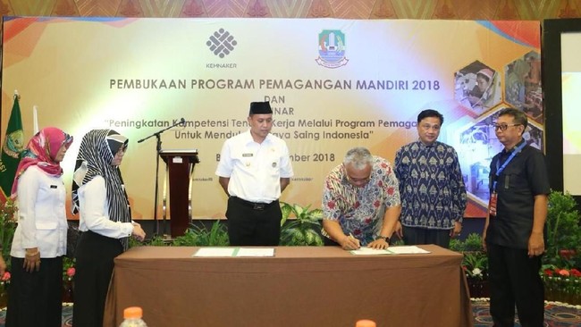 Kemnaker menyatakan selama ini perusahaan menerapkan persyaratan pendidikan formal yang kaku yaitu peserta pemagangan wajib minimal SMA atau sederajat.