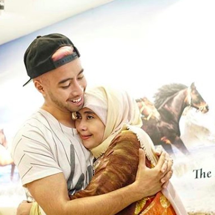 <p>Peluk penuh cinta Vidi Aldiano untuk ibunda yang sedang ultah.</p>