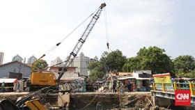 Crane Jatuh Timpa Rumah Warga di Jakpus, Tiga Orang Luka
