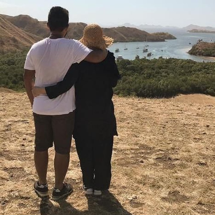 <p>Dewi dan Agus sedang menikmati keindahan Labuhan Bajo yang eksotis. Meskipun nampak belakang, mereka tetap kelihatan romantis ya. (Foto: Instagram @dewisandra)</p>