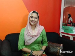 Bangganya Ayu Azhari Saat Baju Rancangan Anaknya Dipamerkan di IFW