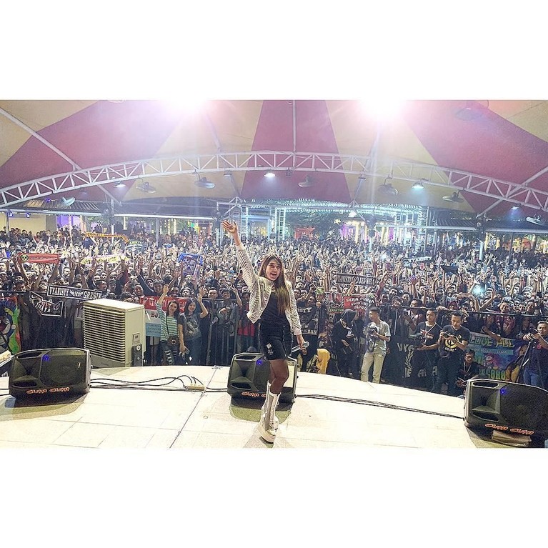 Pedangdut cantik, Via Vallen, ternyata memiliki gaya khas ketika berfoto di atas panggung. Penasaran seperti apa ya gaya Via?