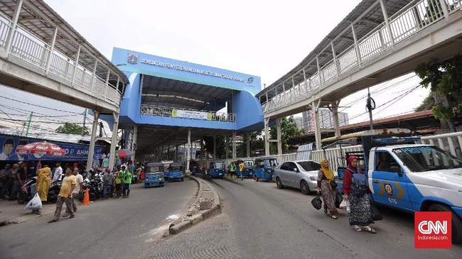 Dua dari tiga halte bus yang akan digunakan untuk operasional empat rute bus Transjakarta yang melalui skybridge Tanah Abang sudah selesai dibangun.